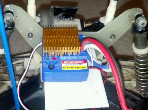 Another top view, note that there is room above the heat sinks, and the ESC is high, but not so high bodys won't mount.