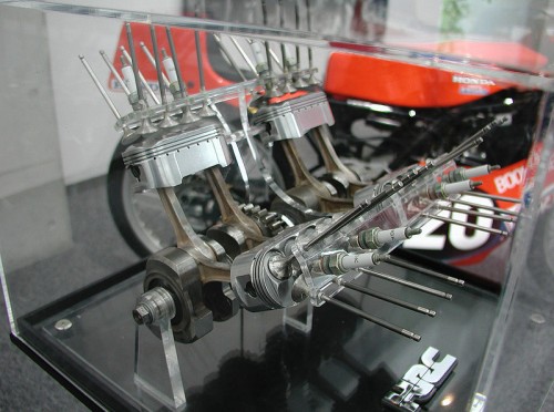 Honda NR-750 (oval piston, 32 valve engine) 1.jpg